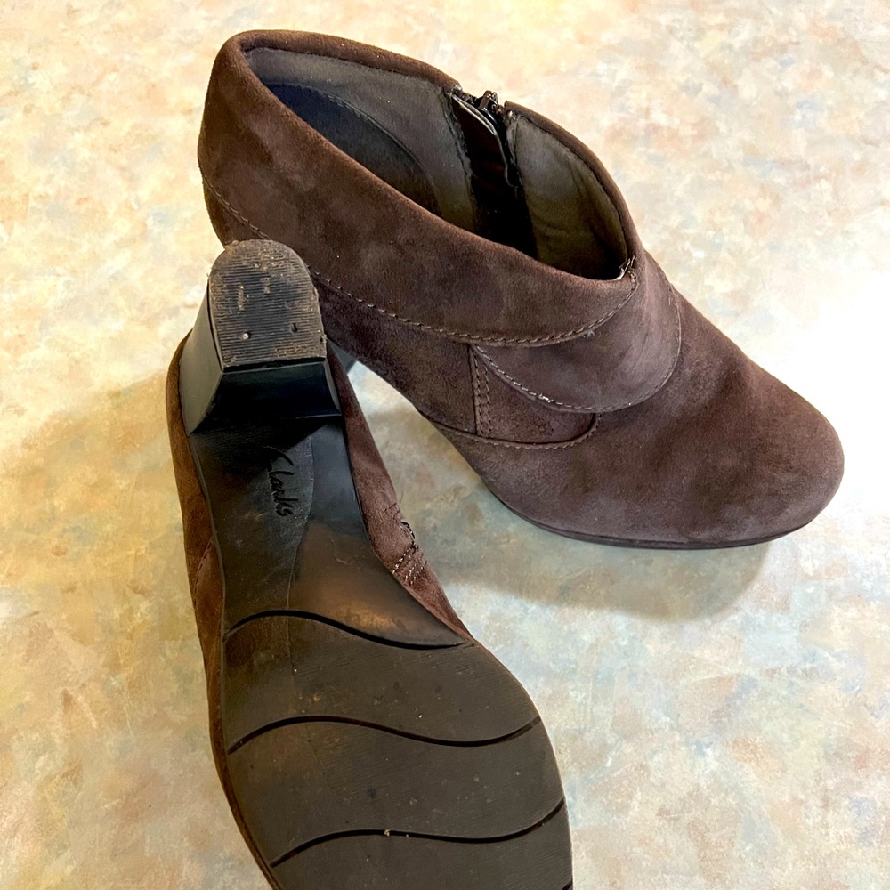 these are Clark’s, Sidezip and in excellent condition -So sleek and fashionable